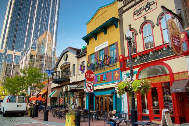 Market Square giữa trung t&acirc;m Pittsburgh với những d&atilde;y nh&agrave; cổ đầy m&agrave;u sắc