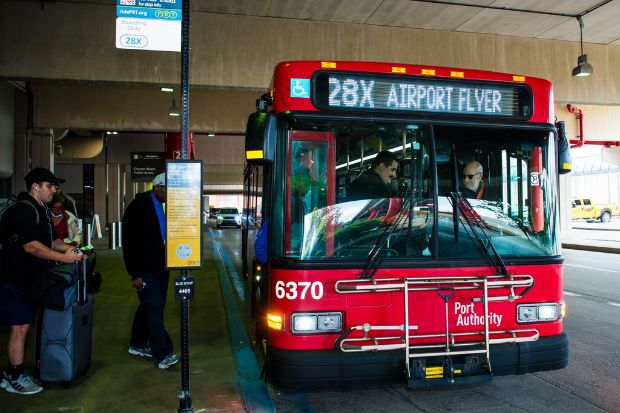 Xe bu&yacute;t Pittsburgh Regional Transit tuyến 28X kết nối s&acirc;n bay quốc tế Pittsburgh với trung t&acirc;m th&agrave;nh phố