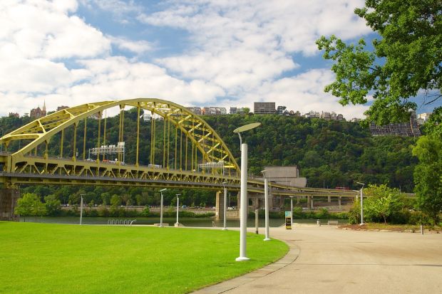 Cầu Fort Pitt bắc qua s&ocirc;ng Monongahela, nổi bật b&ecirc;n Point State Park, Pittsburgh 