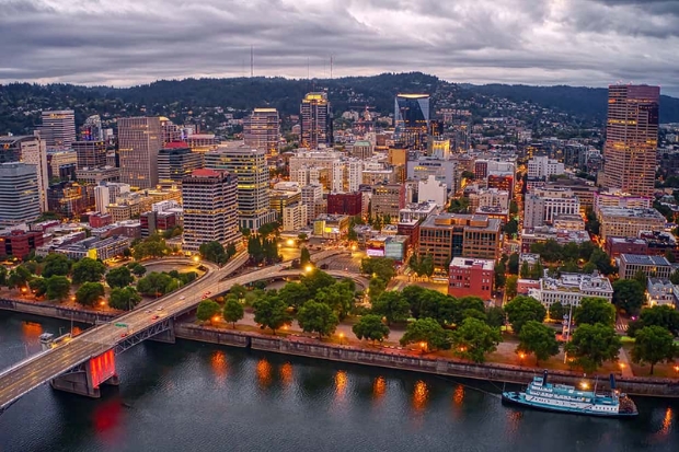 Toàn cảnh trung tâm thành phố Portland bên dòng sông Willamette với những cây cầu biểu tượng Toàn cảnh trung tâm thành phố Portland bên dòng sông Willamette với những cây cầu biểu tượng