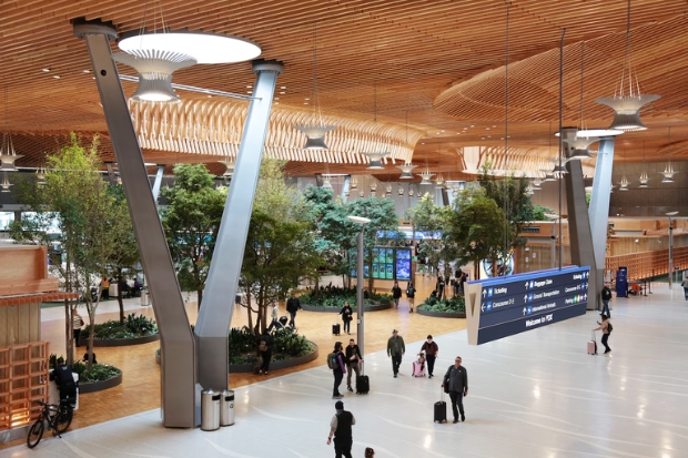 Nh&agrave; ga ch&iacute;nh mới của S&acirc;n bay quốc tế Portland (PDX) nổi bật với thiết kế m&aacute;i gỗ v&agrave; kh&ocirc;ng gian xanh hiện đại