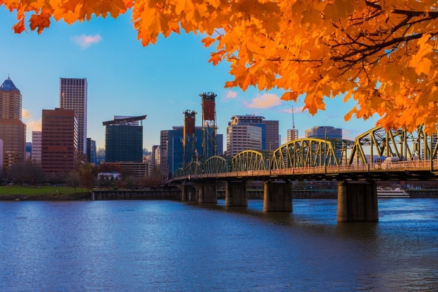 Khung cảnh m&ugrave;a thu tại Portland với cầu Hawthorne bắc qua s&ocirc;ng Willamette