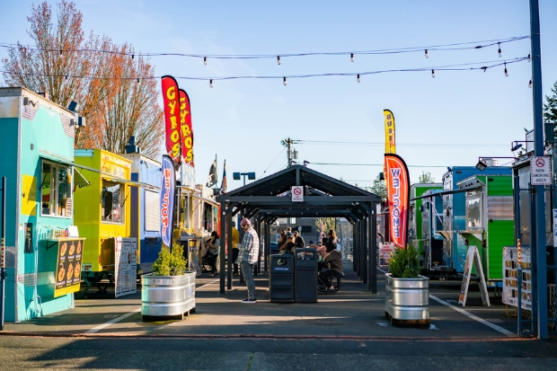 Hawthorne Asylum Food Cart Pod &ndash; khu ẩm thực đường phố nổi tiếng với h&agrave;ng chục xe b&aacute;n đồ ăn tại Portland, Oregon