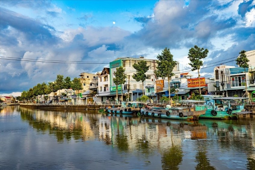 Rạch Gi&aacute; c&oacute; sự kết hợp h&agrave;i h&ograve;a giữa n&eacute;t cổ k&iacute;nh v&agrave; hiện đại, với c&aacute;c con rạch nhỏ chảy qua khu d&acirc;n cư