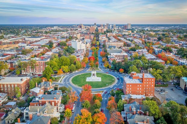 Đại lộ Monument Avenue vào mùa thu ở Richmond, Virginia Đại lộ Monument Avenue vào mùa thu ở Richmond, Virginia