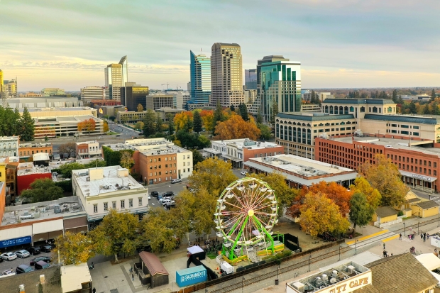 To&agrave;n cảnh trung t&acirc;m th&agrave;nh phố Sacramento với đường ch&acirc;n trời hiện đại v&agrave; v&ograve;ng đu quay nổi bật, bang California (Mỹ)