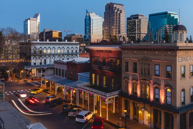 Khu phố cổ Old Sacramento Waterfront lưu giữ kiến tr&uacute;c thời kỳ Cơn sốt v&agrave;ng tại th&agrave;nh phố Sacramento, bang California (Mỹ)