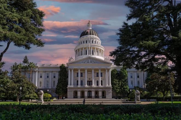 T&ograve;a nh&agrave; Quốc hội bang California l&agrave; biểu tượng kiến tr&uacute;c v&agrave; ch&iacute;nh trị nổi tiếng tại th&agrave;nh phố Sacramento, bang California (Mỹ)