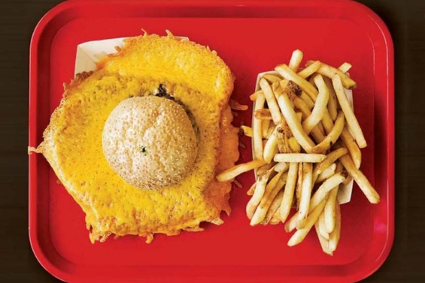 Cheese Skirt Burger l&agrave; m&oacute;n burger nổi tiếng với lớp ph&ocirc; mai gi&ograve;n đặc trưng tại th&agrave;nh phố Sacramento, bang California (Mỹ) 