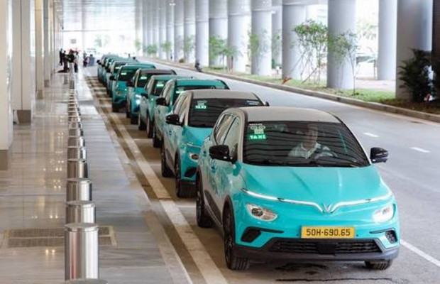 Xe điện Xanh SM đ&oacute;n kh&aacute;ch tại S&acirc;n bay quốc tế T&acirc;n Sơn Nhất