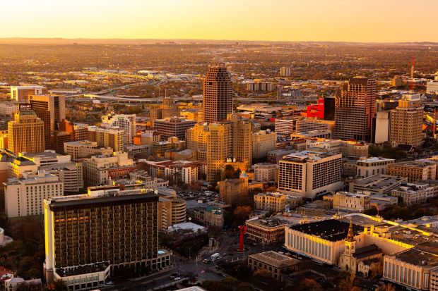 Toàn cảnh trung tâm San Antonio với tháp Tower of the Americas nổi bật giữa các tòa nhà cao tầng Toàn cảnh trung tâm San Antonio với tháp Tower of the Americas nổi bật giữa các tòa nhà cao tầng