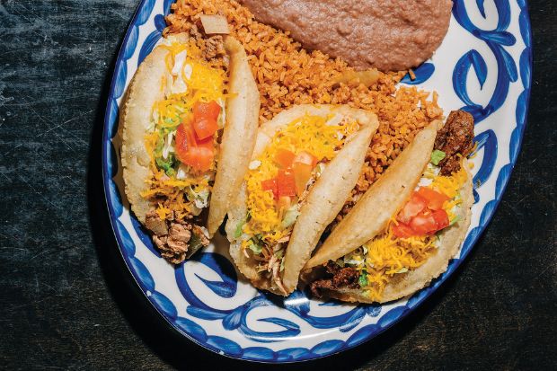 Tacos chiên giòn nhân thịt, rau diếp, phô mai và cà chua ăn kèm cơm Mexico, đậu nghiền Tacos chiên giòn nhân thịt, rau diếp, phô mai và cà chua ăn kèm cơm Mexico, đậu nghiền