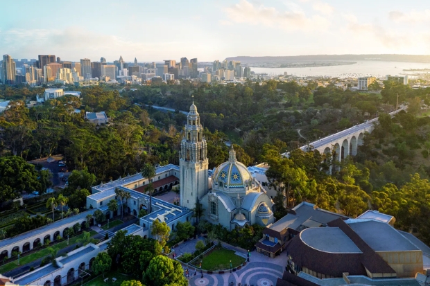 California Tower l&agrave; biểu tượng nổi bật của Balboa Park, thu h&uacute;t du kh&aacute;ch với kiến tr&uacute;c ấn tượng v&agrave; tầm nh&igrave;n bao qu&aacute;t th&agrave;nh phố San Diego