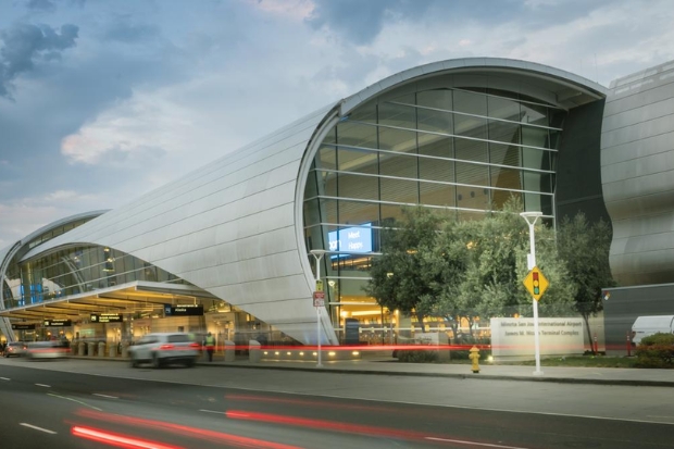 Terminal B l&agrave; một trong hai nh&agrave; ga ch&iacute;nh của S&acirc;n bay quốc tế San Jose (SJC), mang đến kh&ocirc;ng gian rộng r&atilde;i v&agrave; hiện đại cho h&agrave;nh kh&aacute;ch