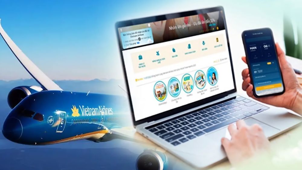 Người d&ugrave;ng đặt v&eacute; m&aacute;y bay tr&ecirc;n laptop v&agrave; điện thoại 