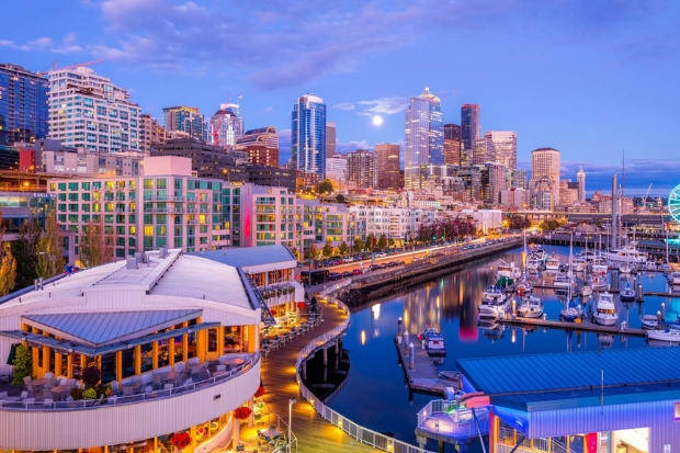 Bờ biển Seattle lung linh về đ&ecirc;m với đường ch&acirc;n trời th&agrave;nh phố v&agrave; v&ograve;ng đu quay Great Wheel nổi bật