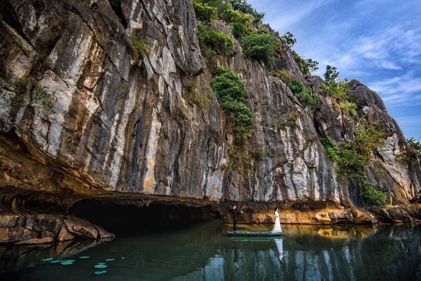 Danh thắng Kim Sơn&nbsp;ở Thanh H&oacute;a,&nbsp;nổi tiếng với phong cảnh n&uacute;i đ&aacute; v&ocirc;i h&ugrave;ng vĩ v&agrave; d&ograve;ng s&ocirc;ng &ecirc;m đềm