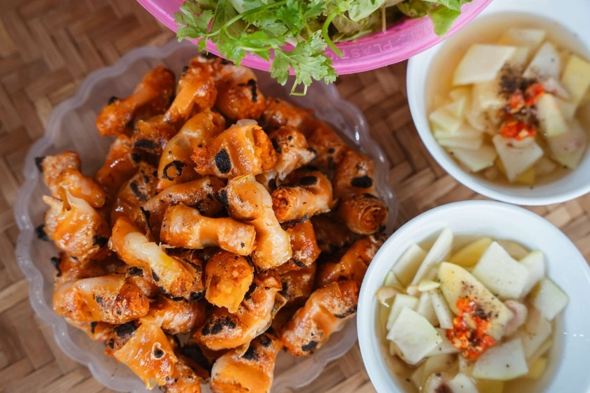 Đặc sản&nbsp;chả t&ocirc;m Thanh H&oacute;a,&nbsp;nổi tiếng&nbsp;với lớp vỏ b&aacute;nh cuốn gi&ograve;n rụm v&agrave; nh&acirc;n t&ocirc;m thơm ngon