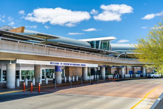 Sân bay quốc tế Tucson (TUS) với khu vực nhà ga và đường dẫn phía trước Sân bay quốc tế Tucson (TUS) với khu vực nhà ga và đường dẫn phía trước