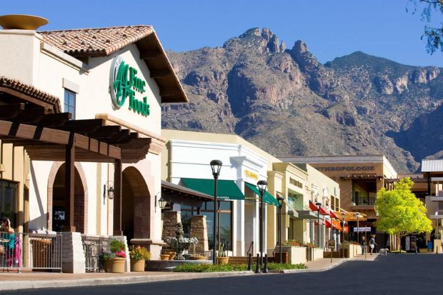 La Encantada, khu mua sắm cao cấp ngoài trời với dãy núi Catalina Foothills phía xa tại Tucson, Arizona La Encantada, khu mua sắm cao cấp ngoài trời với dãy núi Catalina Foothills phía xa tại Tucson, Arizona