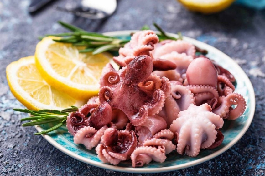 Những con ruốc tươi xanh, k&iacute;ch thước chỉ bằng ng&oacute;n tay nhưng thịt cực kỳ săn chắc v&agrave; ngọt