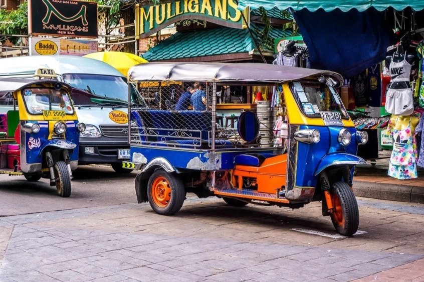 Xe tuk-tuk - Phương tiện di chuyển phố biển m&agrave; bạn n&ecirc;n thử khi đến L&agrave;o