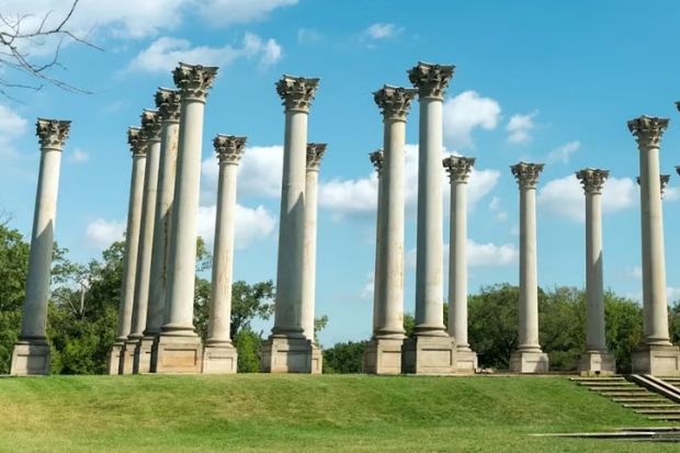 National Capitol Columns tại U.S. National Arboretum &ndash; 22 cột đ&aacute; Corinth cổ từng thuộc Điện Capitol Hoa Kỳ, nay l&agrave; điểm check-in lịch sử nổi tiếng ở Washington, D.C.