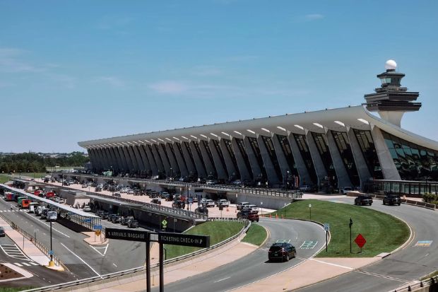 Nh&agrave; ga ch&iacute;nh của S&acirc;n bay Quốc tế Washington Dulles (IAD) &ndash; cửa ng&otilde; h&agrave;ng kh&ocirc;ng quốc tế lớn nhất khu vực Washington, D.C.