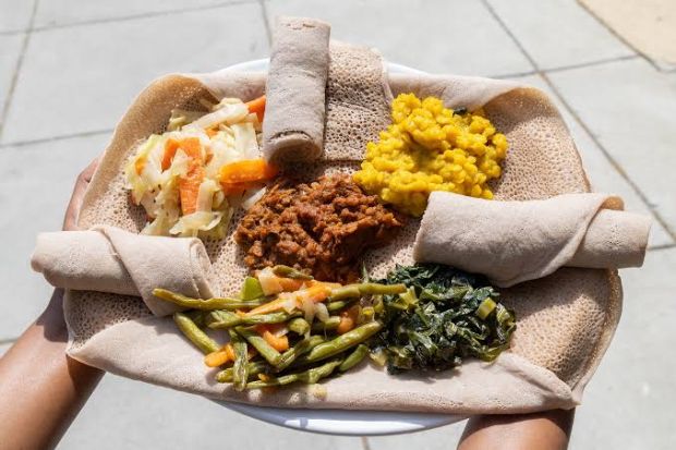 Beyaynetu &ndash; m&acirc;m chay truyền thống Ethiopia gồm nhiều m&oacute;n hầm rau củ ăn k&egrave;m b&aacute;nh m&igrave; l&ecirc;n men Injera, một đặc sản nổi tiếng tại Washington, D.C.