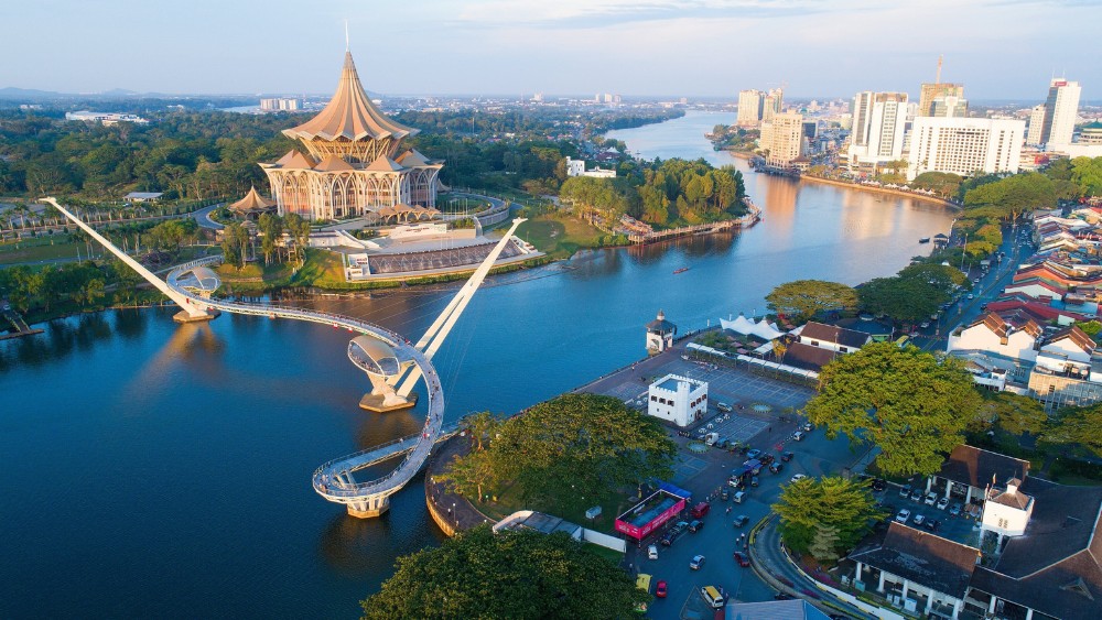 G&oacute;c nh&igrave;n rực rỡ &ocirc;m trọn vẻ đẹp hiện đại v&agrave; n&eacute;t y&ecirc;n b&igrave;nh của Kuching