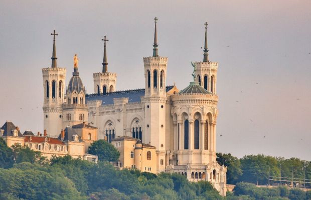 Vương cung th&aacute;nh đường Notre-Dame de Fourvi&egrave;re nguy nga tr&ecirc;n đỉnh đồi 