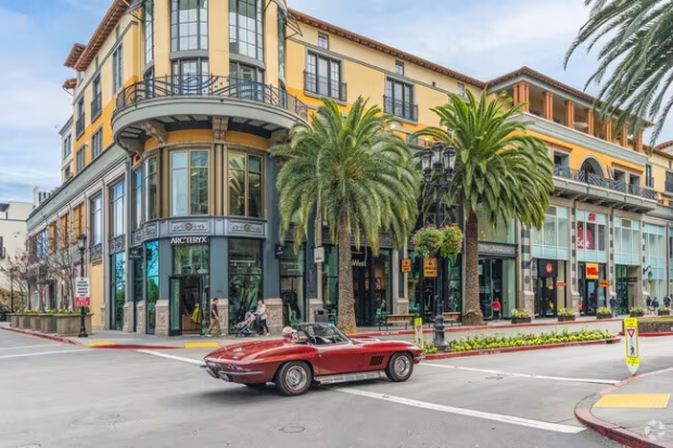 Santana Row l&agrave; khu mua sắm, ẩm thực v&agrave; giải tr&iacute; nổi tiếng tại San Jose, thu h&uacute;t đ&ocirc;ng đảo du kh&aacute;ch khi đến Silicon Valley