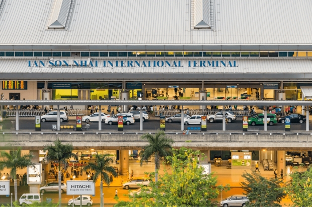 ​S&acirc;n bay quốc tế T&acirc;n Sơn Nhất (SGN) l&agrave; cửa ng&otilde; h&agrave;ng kh&ocirc;ng lớn nhất Việt Nam, phục vụ h&agrave;ng triệu lượt kh&aacute;ch mỗi năm