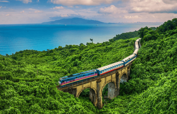 Đo&agrave;n t&agrave;u hỏa chạy ven biển miền Trung với khung cảnh thi&ecirc;n nhi&ecirc;n thơ mộng.&nbsp;
