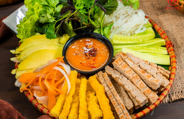 Mẹt nem nướng Nha Trang hấp dẫn với đầy đủ thịt nướng lụi, chả ram, rau sống v&agrave; nước chấm.&nbsp;