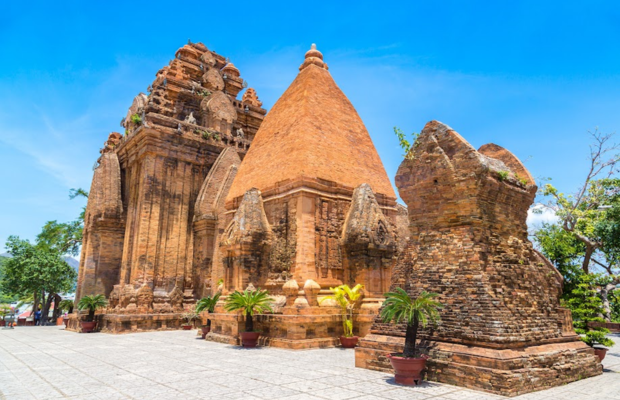 Th&aacute;p B&agrave; Ponagar cổ k&iacute;nh với kiến tr&uacute;c gạch nung đỏ nổi bật tại Nha Trang.&nbsp;