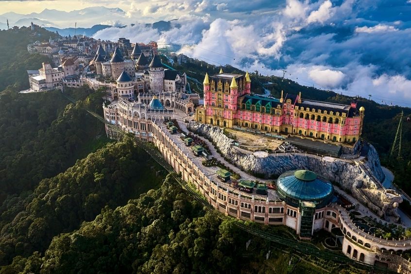 Sun World B&agrave; N&agrave; Hills nổi tiếng với c&aacute;c c&ocirc;ng tr&igrave;nh kiến tr&uacute;c mang phong c&aacute;ch ch&acirc;u &Acirc;u cổ điển