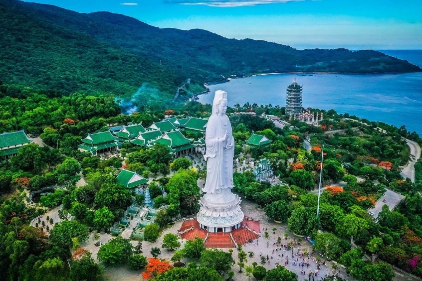 Ch&ugrave;a Linh Ứng B&atilde;i Bụt - Ch&ugrave;a nằm tr&ecirc;n sườn n&uacute;i, hướng mặt ra biển Đ&ocirc;ng, tạo n&ecirc;n cảnh quan t&acirc;m linh thi&ecirc;ng li&ecirc;ng v&agrave; h&ugrave;ng vĩ