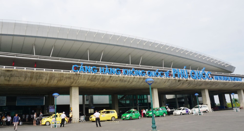 Khu&ocirc;n vi&ecirc;n b&ecirc;n ngo&agrave;i nh&agrave; ga S&acirc;n bay Quốc tế Ph&uacute; Quốc&nbsp;