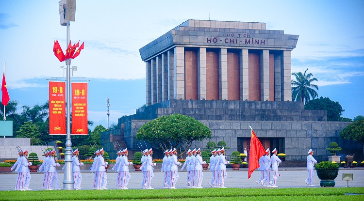 Quảng trường Hồ Chí Minh uy nghi và trang nghiêm Lăng Bác