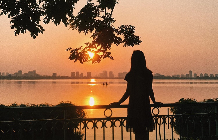 Đến với hồ Tây vào buổi chiều, hành khách sẽ có dịp chiêm ngưỡng hoàng hôn tuyệt sắc và biến mặt hồ thành màu vàng cam rực rỡ Hồ Tây