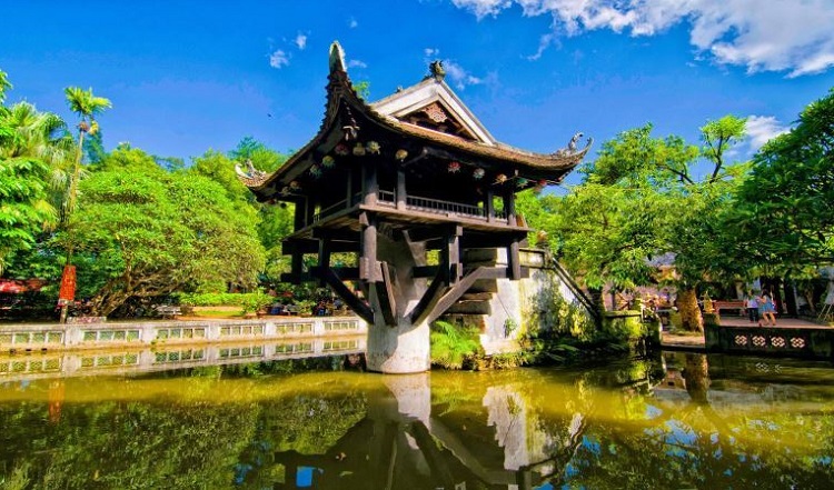 Chùa Một Cột thu hút nhiều du khách ghé thăm nhờ vào kiến trúc xây dựng độc đáo Chùa Một Cột
