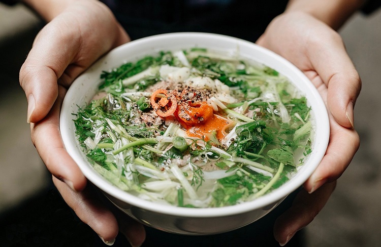 Đến với Hà Nội nhất định hành khách phải thưởng thức ngay món phở trứ danh đất Hà Thành nhé! Phở Hà Nội