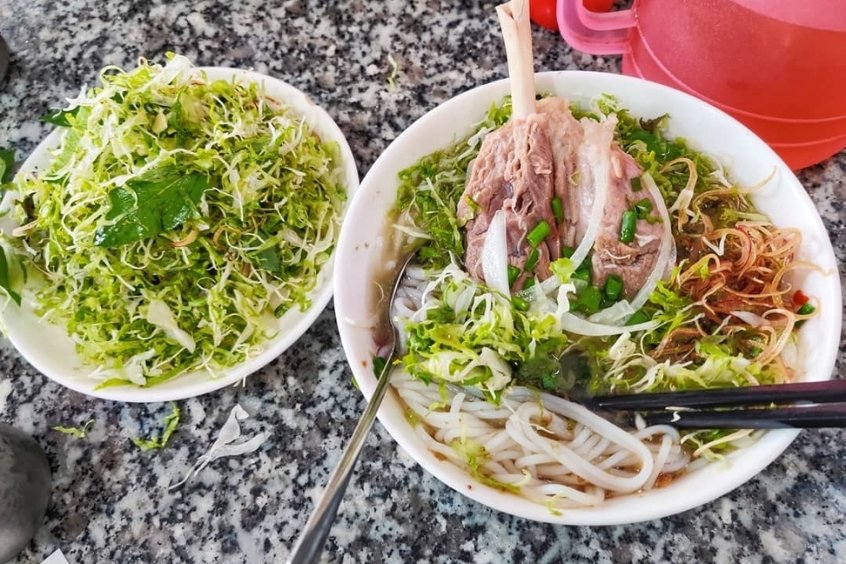 B&uacute;n ch&igrave;a Bu&ocirc;n Ma Thuột - M&oacute;n ăn nổi bật với kh&uacute;c gi&ograve; heo to hầm mềm, nước d&ugrave;ng ngọt thanh từ xương ống