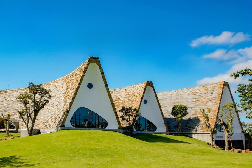 Bảo t&agrave;ng Thế giới C&agrave; ph&ecirc; c&ocirc;ng tr&igrave;nh lấy cảm hứng từ h&igrave;nh ảnh m&aacute;i nh&agrave; r&ocirc;ng cao v&uacute;t của người &Ecirc; Đ&ecirc; v&agrave; nh&agrave; d&agrave;i đặc trưng của văn h&oacute;a T&acirc;y Nguy&ecirc;n