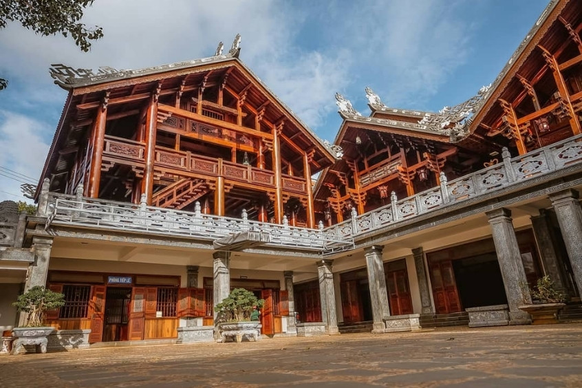 Ch&ugrave;a Sắc Tứ Khải Đoan mang đậm kiến tr&uacute;c nh&agrave; rường Huế kết hợp với nh&agrave; s&agrave;n T&acirc;y Nguy&ecirc;n