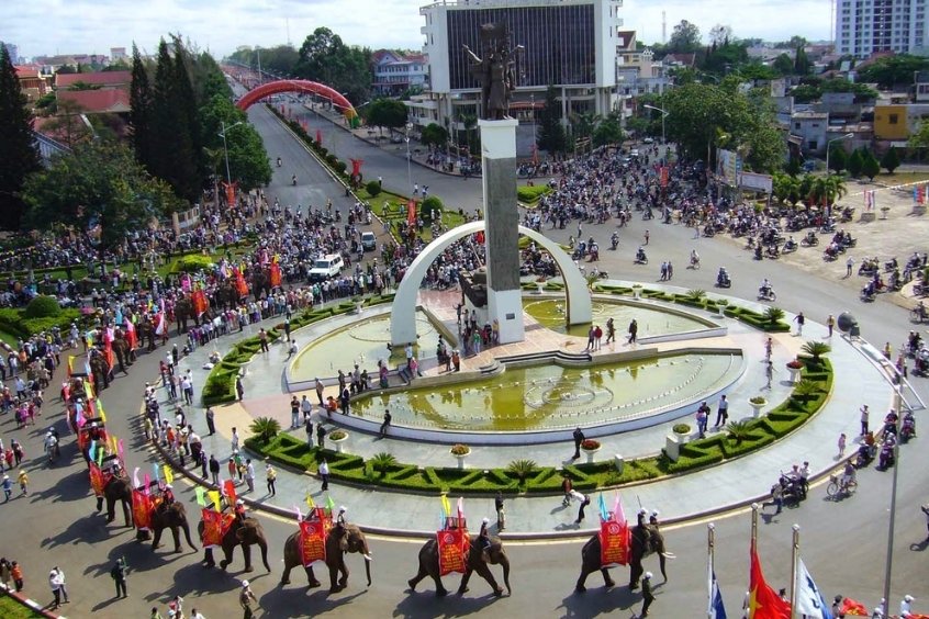 Lễ hội C&agrave; ph&ecirc; Bu&ocirc;n Ma Thuột với m&agrave;n diễu h&agrave;nh voi đặc trưng của c&aacute;c lễ hội văn h&oacute;a tại khu vực T&acirc;y Nguy&ecirc;n, thu h&uacute;t đ&ocirc;ng đảo người d&acirc;n v&agrave; du kh&aacute;ch tham gia