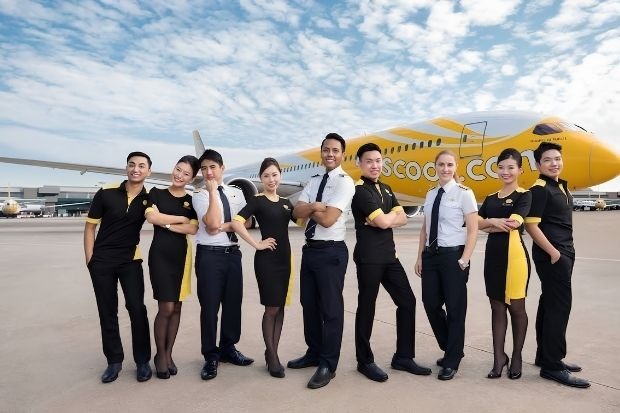Phi h&agrave;nh đo&agrave;n rạng rỡ b&ecirc;n cạnh m&aacute;y bay th&acirc;n rộng hiện đại