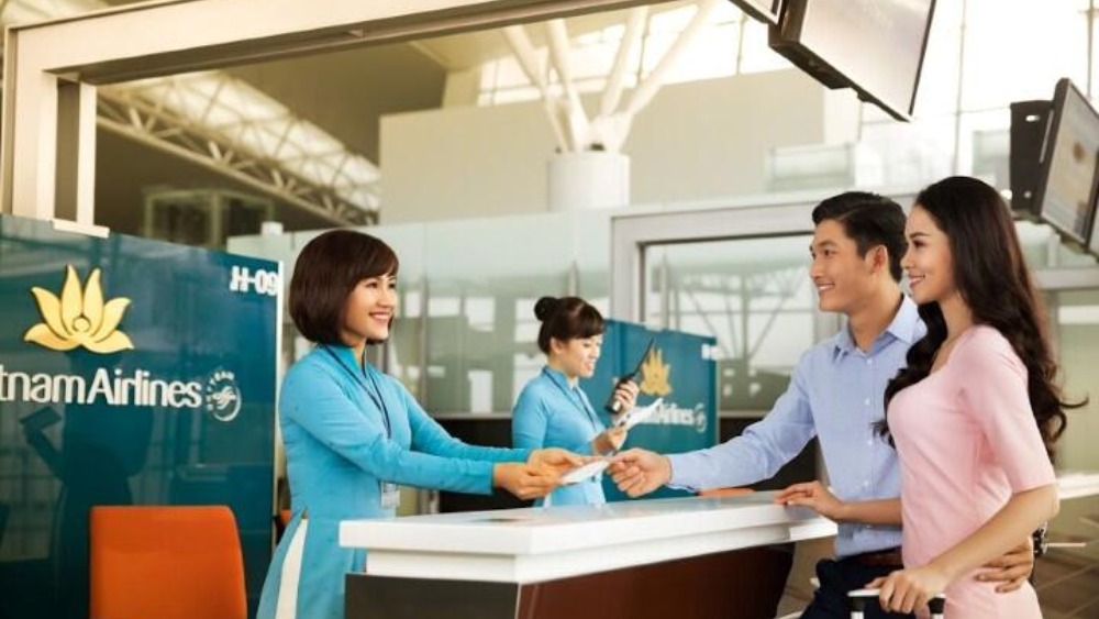 H&igrave;nh ảnh h&agrave;nh kh&aacute;ch đang Check-in tại quầy l&agrave;m thủ ttucj đi Kuala Lumpur 