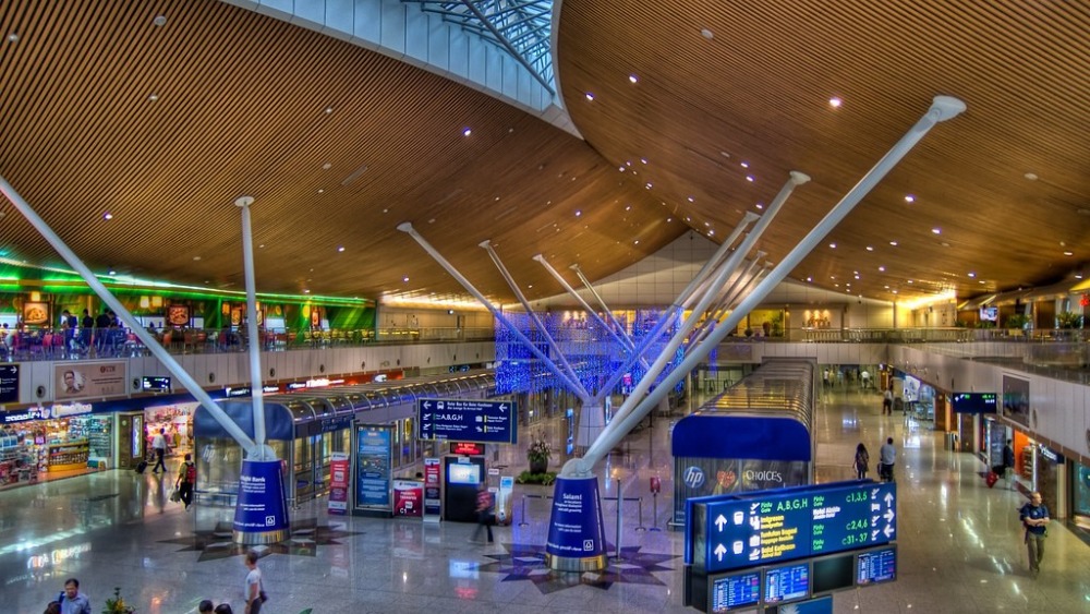 Kh&ocirc;ng gian kiến tr&uacute;c hiện đại b&ecirc;n trong nh&agrave; ga KLIA